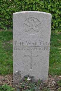 LE GRAND HASARD MILITARY CEMETERY, MORBECQUE - MARSH, R