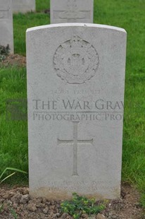 LE GRAND HASARD MILITARY CEMETERY, MORBECQUE - McKAY, JAMES McFARLANE