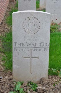 LE GRAND HASARD MILITARY CEMETERY, MORBECQUE - OLIVER, HENRY