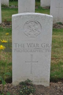 LE GRAND HASARD MILITARY CEMETERY, MORBECQUE - PIPER, FREDERICK