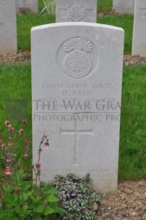 LE GRAND HASARD MILITARY CEMETERY, MORBECQUE - REID, D