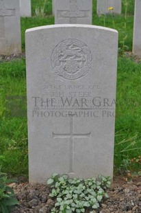LE GRAND HASARD MILITARY CEMETERY, MORBECQUE - STEER, JAMES HARRY