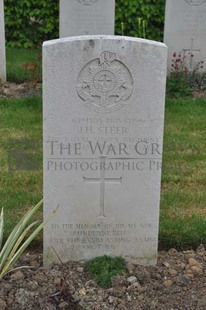 LE GRAND HASARD MILITARY CEMETERY, MORBECQUE - STEER, JOHN HEBER