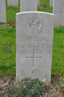 LE GRAND HASARD MILITARY CEMETERY, MORBECQUE - TOOLEY, F J