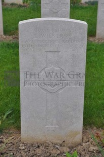 LE GRAND HASARD MILITARY CEMETERY, MORBECQUE - WILSTROP, L