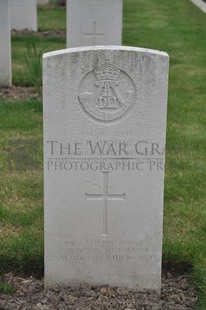 LE GRAND HASARD MILITARY CEMETERY, MORBECQUE - YOUNG, HARRY ROBSON