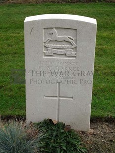 LA LAITERIE MILITARY CEMETERY - BARKER, H M