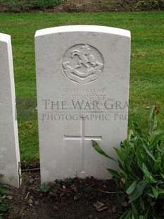 LA LAITERIE MILITARY CEMETERY - BENNETT, T