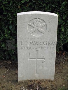 LA LAITERIE MILITARY CEMETERY - CRUDEN, P F