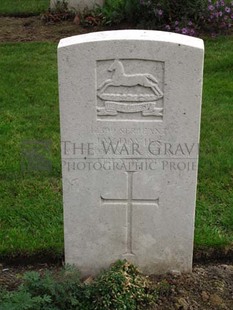 LA LAITERIE MILITARY CEMETERY - DAVIES, J W