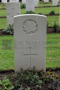 LA LAITERIE MILITARY CEMETERY - GILCHRIST, MAURICE HOWARD