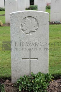 LA LAITERIE MILITARY CEMETERY - LACOMBE, P