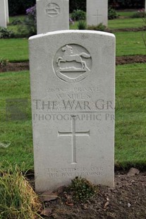 LA LAITERIE MILITARY CEMETERY - MILES, W