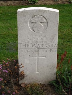 LA LAITERIE MILITARY CEMETERY - MUDGE, W