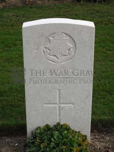LA LAITERIE MILITARY CEMETERY - PEARTREE, FRED