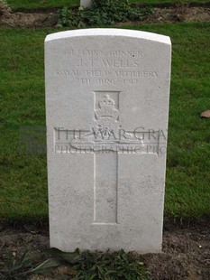 LA LAITERIE MILITARY CEMETERY - WELLS, JOHN MAYSTON