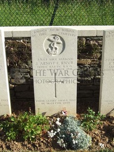 Y RAVINE CEMETERY, BEAUMONT-HAMEL - ARNOTT, J
