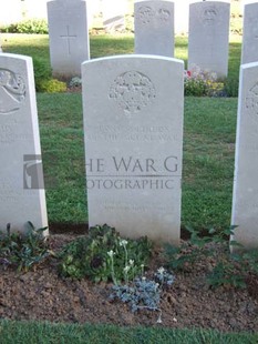 Y RAVINE CEMETERY, BEAUMONT-HAMEL - SYMINGTON, R