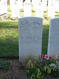 Y RAVINE CEMETERY, BEAUMONT-HAMEL - UPTON, WALTER CHASE