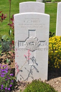 MONT HUON MILITARY CEMETERY, LE TREPORT - ABBEY, R E