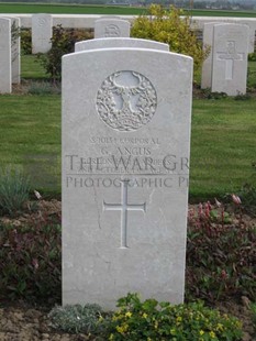 MONT HUON MILITARY CEMETERY, LE TREPORT - ANGUS, GEORGE