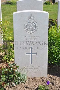 MONT HUON MILITARY CEMETERY, LE TREPORT - AUST, R