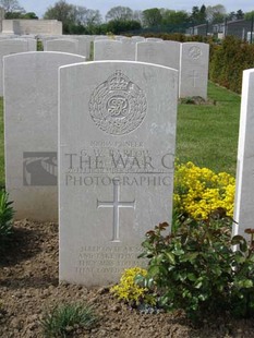 MONT HUON MILITARY CEMETERY, LE TREPORT - BARLOW, G W
