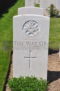 MONT HUON MILITARY CEMETERY, LE TREPORT - BARNETT, H A R W