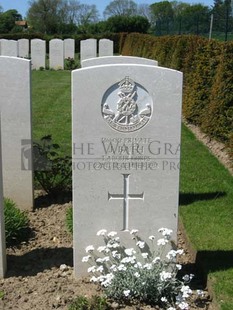 MONT HUON MILITARY CEMETERY, LE TREPORT - BATH, J