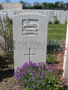 MONT HUON MILITARY CEMETERY, LE TREPORT - BECK, P H