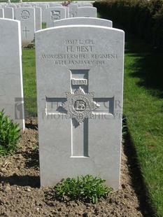 MONT HUON MILITARY CEMETERY, LE TREPORT - BEST, H