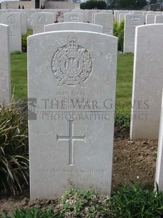 MONT HUON MILITARY CEMETERY, LE TREPORT - BOOKER, W