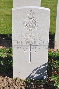 MONT HUON MILITARY CEMETERY, LE TREPORT - BOWLES, A G