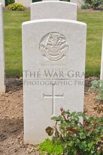 MONT HUON MILITARY CEMETERY, LE TREPORT - BRADLEY, E