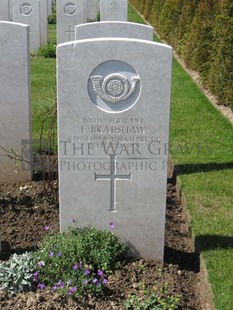MONT HUON MILITARY CEMETERY, LE TREPORT - BRADSHAW, F