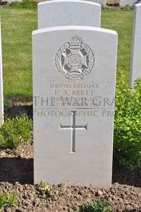 MONT HUON MILITARY CEMETERY, LE TREPORT - BRETT, E A