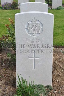 MONT HUON MILITARY CEMETERY, LE TREPORT - BROAD, N
