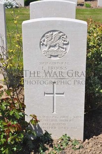 MONT HUON MILITARY CEMETERY, LE TREPORT - BROOKS, LAURIE