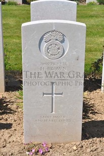 MONT HUON MILITARY CEMETERY, LE TREPORT - BROWN, HERBERT