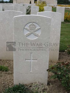 MONT HUON MILITARY CEMETERY, LE TREPORT - BROWN, LOUIS FOSTER
