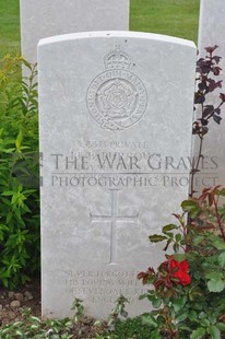 MONT HUON MILITARY CEMETERY, LE TREPORT - BURROWS, HENRY BASIL