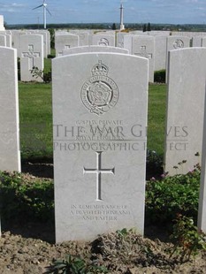 MONT HUON MILITARY CEMETERY, LE TREPORT - CINATO, G