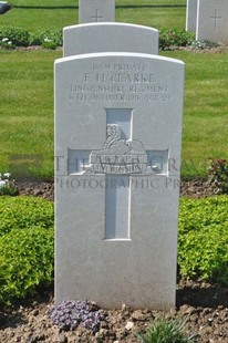 MONT HUON MILITARY CEMETERY, LE TREPORT - CLARKE, FRANK HENRY