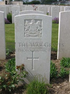MONT HUON MILITARY CEMETERY, LE TREPORT - CLEAVER, J T