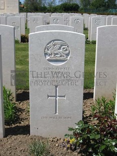 MONT HUON MILITARY CEMETERY, LE TREPORT - COMER, J