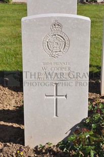 MONT HUON MILITARY CEMETERY, LE TREPORT - COOPER, W