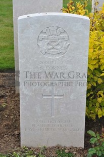 MONT HUON MILITARY CEMETERY, LE TREPORT - CORNES, S