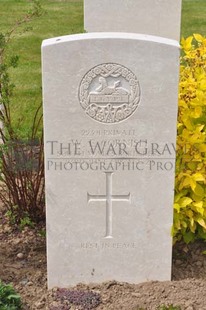 MONT HUON MILITARY CEMETERY, LE TREPORT - CORNISH, W E