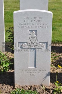 MONT HUON MILITARY CEMETERY, LE TREPORT - DAVIES, EDWARD JAMES