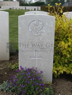 MONT HUON MILITARY CEMETERY, LE TREPORT - DAVIES, EVAN THOMAS